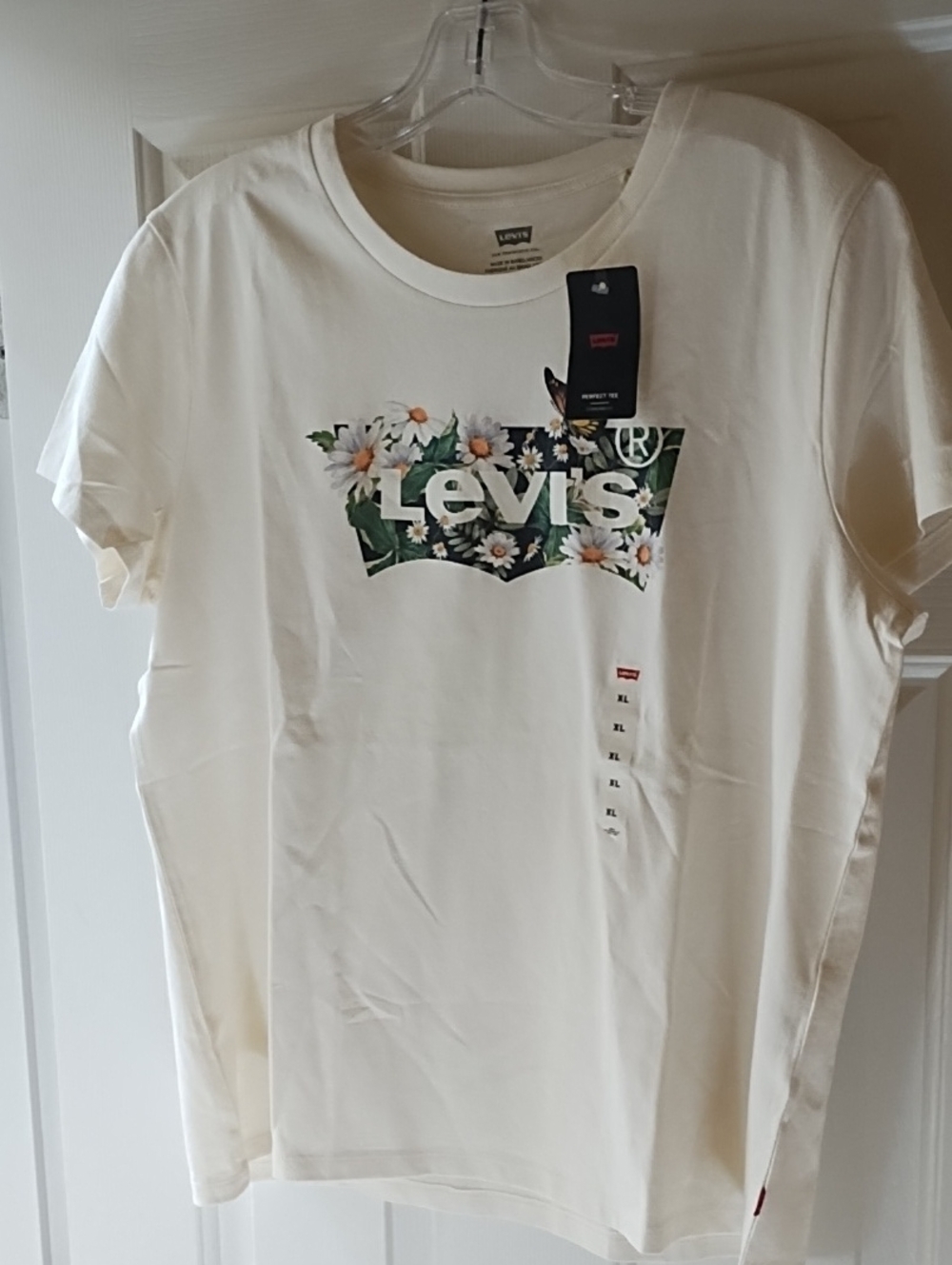Levi's Cream Tee  Shirt with Daisy Floral Logo NWT!
